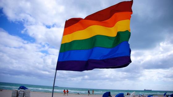 Pride flagg p&aring; stranden