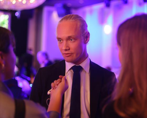 Simen Velle p&aring; FrP-valgvake som snakker med journalister