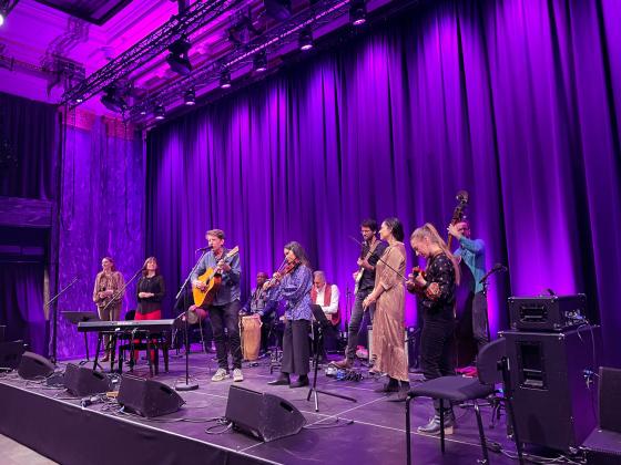 Musikere p&aring; scenen. Lilla lys.