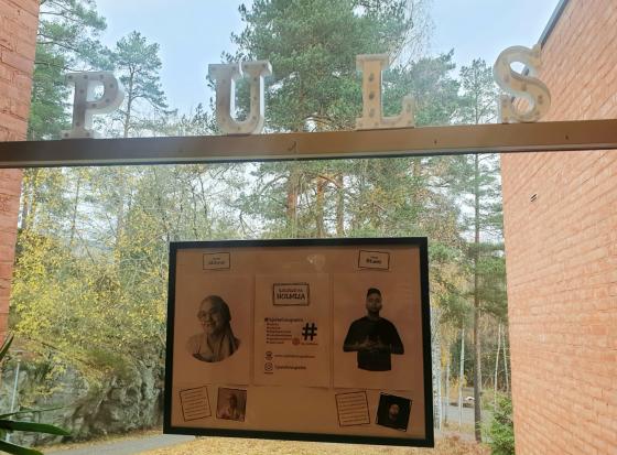 store bokstaver i et vindu hvor det st&aring;r PULS