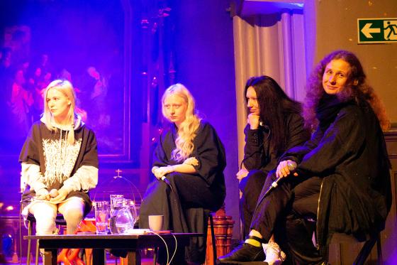 Bandmedlemmene i Pusse Riot sitter p&aring; scenen i en panelsamtale i Jakob kirke