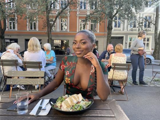 Rachel Sadiki p&aring; restaurant