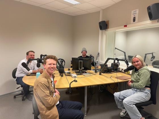 Audun Harjen fra Bl&aring; Kors og Magnus Wessmann fra Unge Venstre i studio med programledere Bendik Rise og Maren Skovrand 