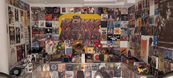 Mange LP-plater henger p&aring; veggene inne i platebutikk