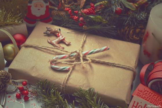 Julegave under juletre med reinsdyr. Brunt gavepapir. 