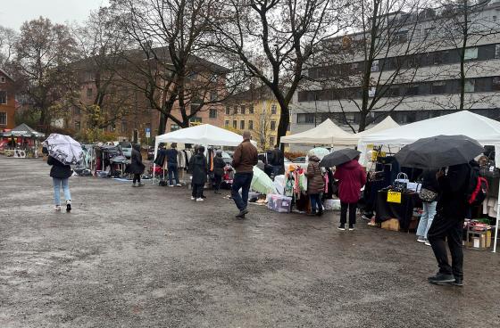 Bildet viser Vestkanttorget og bes&oslash;kende og det regner