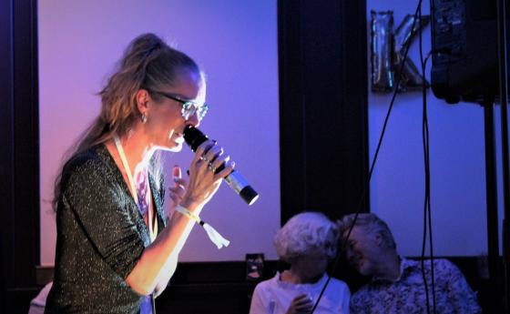 LAGER SHOW: Mye st&aring;r p&aring; spill for Renate Lossius () fra Kyrks&aelig;ter&oslash;ra som har kvalifisert seg til NM i karaoke for f&oslash;rste gang.