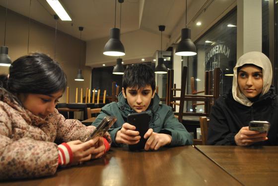 Barn scroller p&aring; telefonen