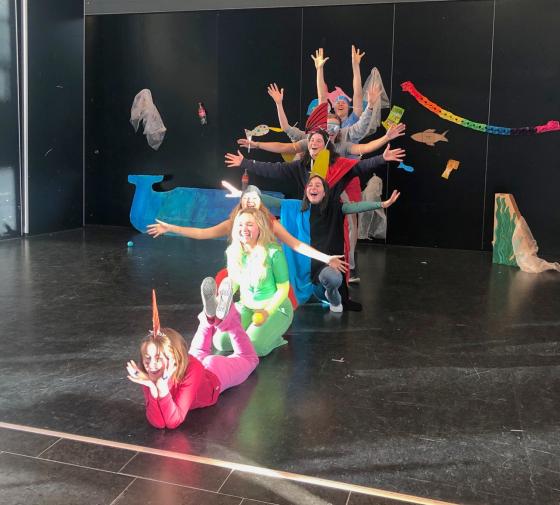 Skuespillerne i nadderudrevyen tar den fortsatt helt ut, til tross for et frav&aelig;rende publikum.