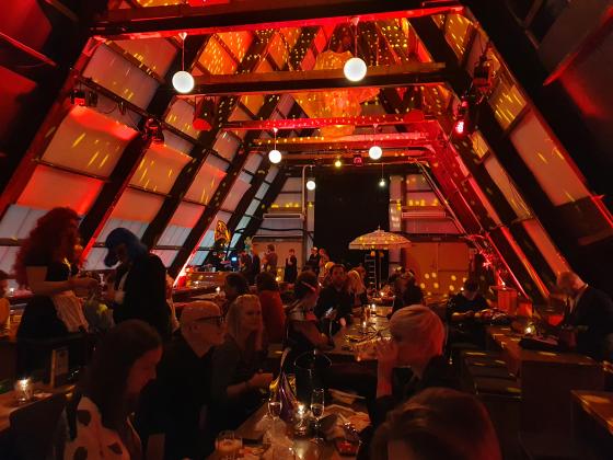 Det er klart for filmvisning av. The Rocky Horror Picture Show, p&aring; Salt i Oslo. Lokalet er preget av en dempet r&oslash;d belysning, og foran den store filmskjermen ser man kostymekledde mennesker, sitte rundt bordene - klare for &aring; se film. 