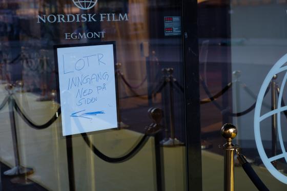 Et provisorisk skilt viser vei til inngangen p&aring; Colosseum.