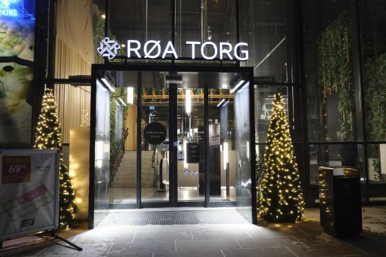 Bilde av inngangen til R&oslash;a Torg som er pyntet med masse julelys 