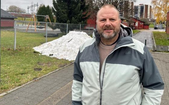 Leder for Arbeiderpartiets lokallag p&aring; Stovner, Roar Gravdahl, st&aring;r utenfor en barnehage ved Haugenstua stasjon i Oslo. 