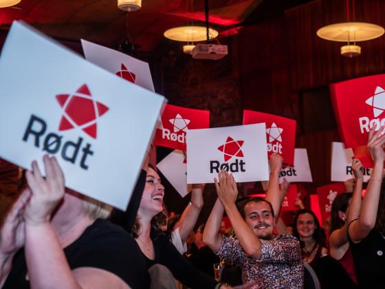 Forn&oslash;yde R&oslash;dt-medlemmer holder plakater i v&aelig;ret og jubler. 