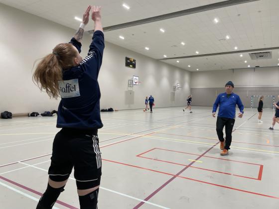 Her spiller de futsal i idrettshallen p&aring; R&oslash;nningen