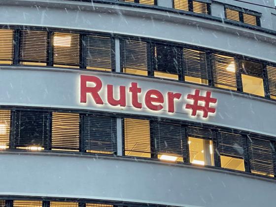 Bilde av Ruter-skilt p&aring; bygningen til selskapet. 