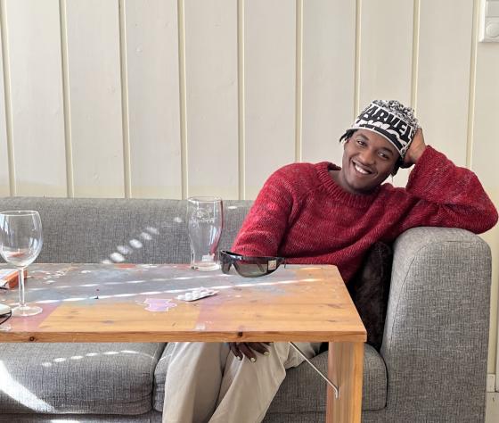 Safari Yves Shabani sitter i en sofa p&aring; kontoret sitt