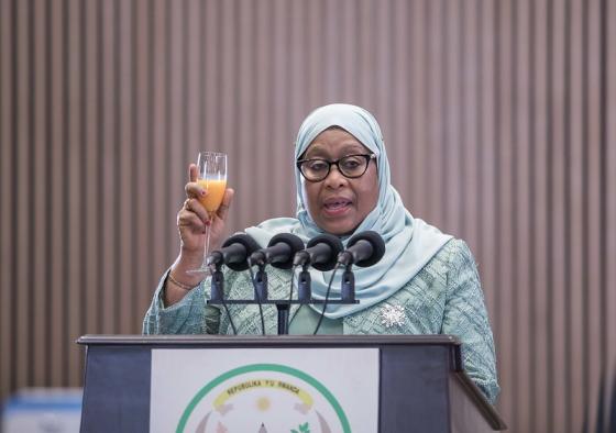 F&oslash;rste kvinnelige president Samia Hassan Suluhu av Tanzania poserer for kameraet