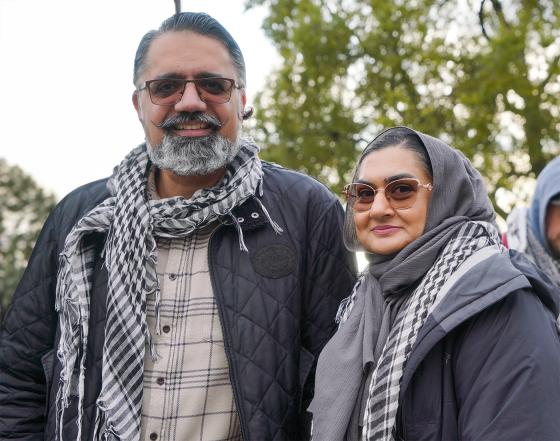 Sammia Naz og Zaeem Shaukat fra Foreldre Alliansen st&aring;r p&aring; bildet