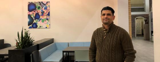 Mann st&aring;r foran vegg