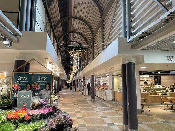 Innsiden av et kj&oslash;pesenter