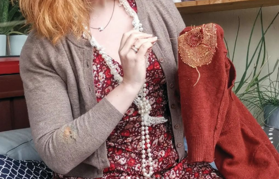 Eva syr p&aring; et gammelt plagg