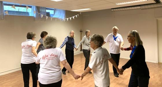 Bilde av personer som danser i ring