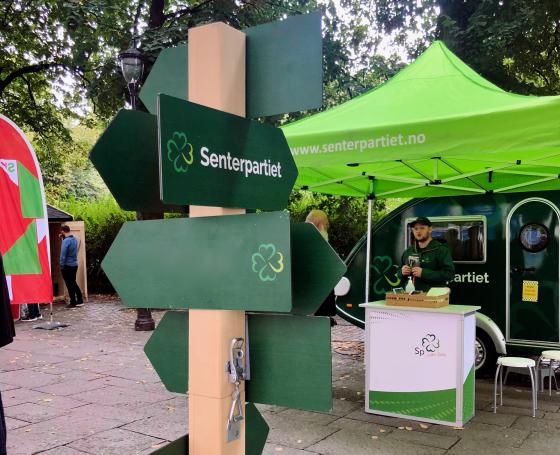 Organisatorisk nestleder i Senterungdommen Oslo, Fredrick Bjerke st&aring;r ved valgboden p&aring; Carl Johan