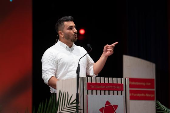 Mann taler p&aring; valgvaken