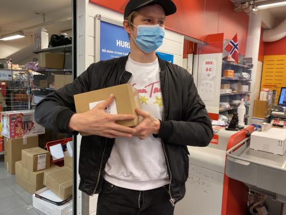 Sindre Bj&oslash;rke H&oslash;yang f&aring;r ofte hentemeldinger p&aring; pakker han har bestilt p&aring; nett. &ndash; Jeg er alt for d&aring;rlig til &aring; returnere det jeg ikke vil ha, sier han. Foto: Silje Kilmork Vem&oslash;y. 