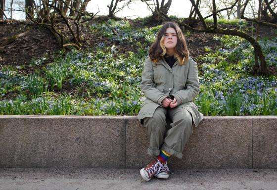 Helena sitter p&aring; muren