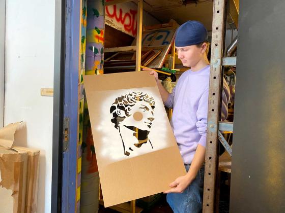 Elev p&aring; SKAP folkeh&oslash;gskole viser frem sjablong 