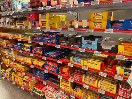 Hylle p&aring; butikken med et stort utvalg sjokolade