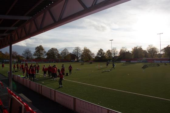 Oversiktsbilde av Nordre &Aring;sen. Et lag trener. 