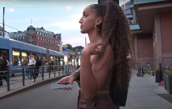 Sanger Akuvi st&aring;r i gaten og snakker