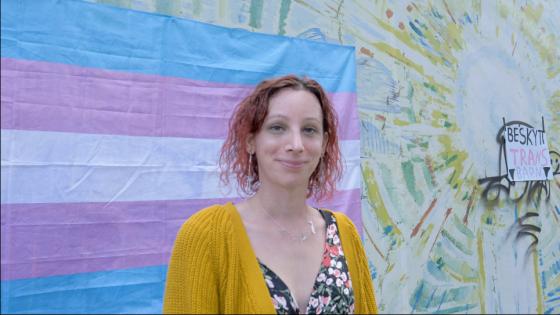Mathilde Decaen Fossheim poserer foran transflagget
