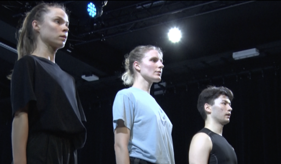 3 dansere st&aring;r p&aring; rekke og ser i samme retning