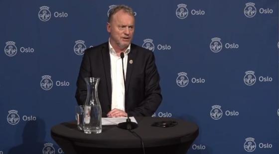 Raymond Johansen p&aring; pressekonferanse om ytterligere restriksjoner i Oslo 28. februar.