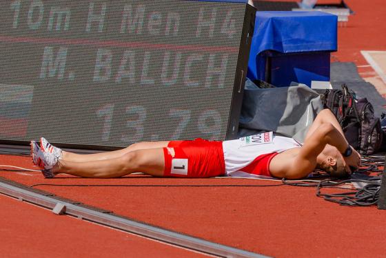 En skuffet og frustrert ut&oslash;ver ligger p&aring; tartandekket med hendene p&aring; hodet. 