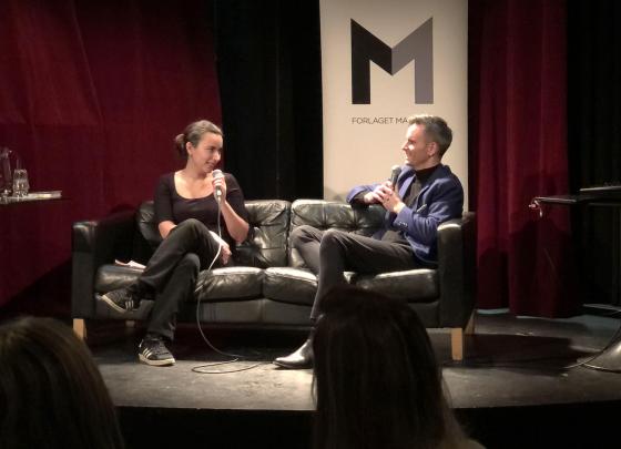 Sosiolog Nora Warholm Essahli og forfatter Magnus Marsdal i en samtale p&aring; scenen.