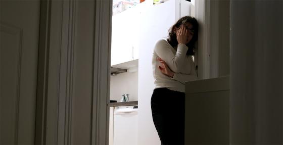 Elev, Sofie, gnir seg i &oslash;yet. Hun lener seg mot en d&oslash;rkarm i en m&oslash;rk gang.