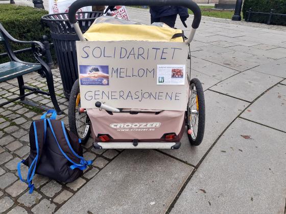 Plakat der det st&aring;r "Solidaritet mellom generasjonene"