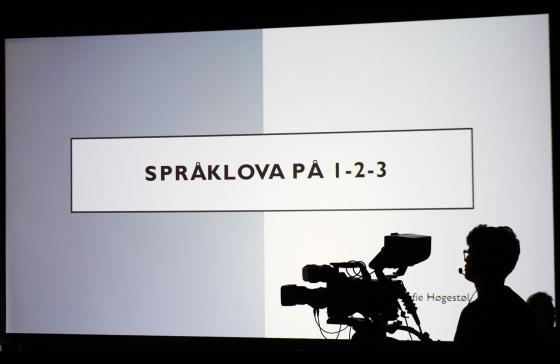 Bilete av framf&oslash;ringa p&aring; Spr&aring;kdagen. Kameramann i siluett p&aring; h&oslash;gre side. 