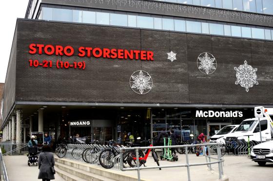 Hovedinngangen p&aring; Storo Storsenter.