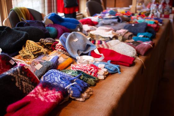 strikket votter og luer p&aring; bord