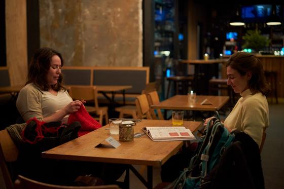 Sonia Pena Perez og Ana Quiles-Jim&eacute;nez sitter &aring; strikker p&aring; Kulturhuset i Oslo 