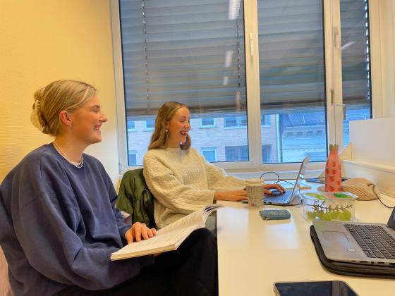 Ingrid Haugeland (22) og Kristine Lervik (22) har mange teknikker for &aring; lette p&aring; en stressende eksamenstid. 