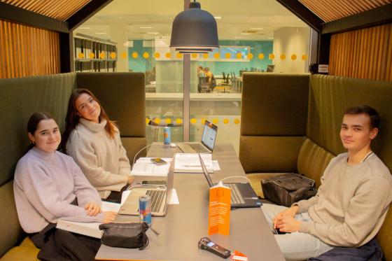 Studenter i b&aring;s