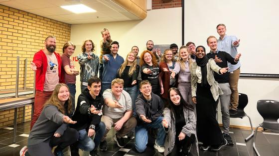 Studentparlamentet og proffene fra Forandringsfabrikken jublet h&oslash;yt under &aring;rets siste parlamentsm&oslash;te. 