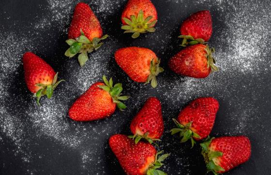 Bildet viser jordb&aelig;r str&oslash;dd med sukker